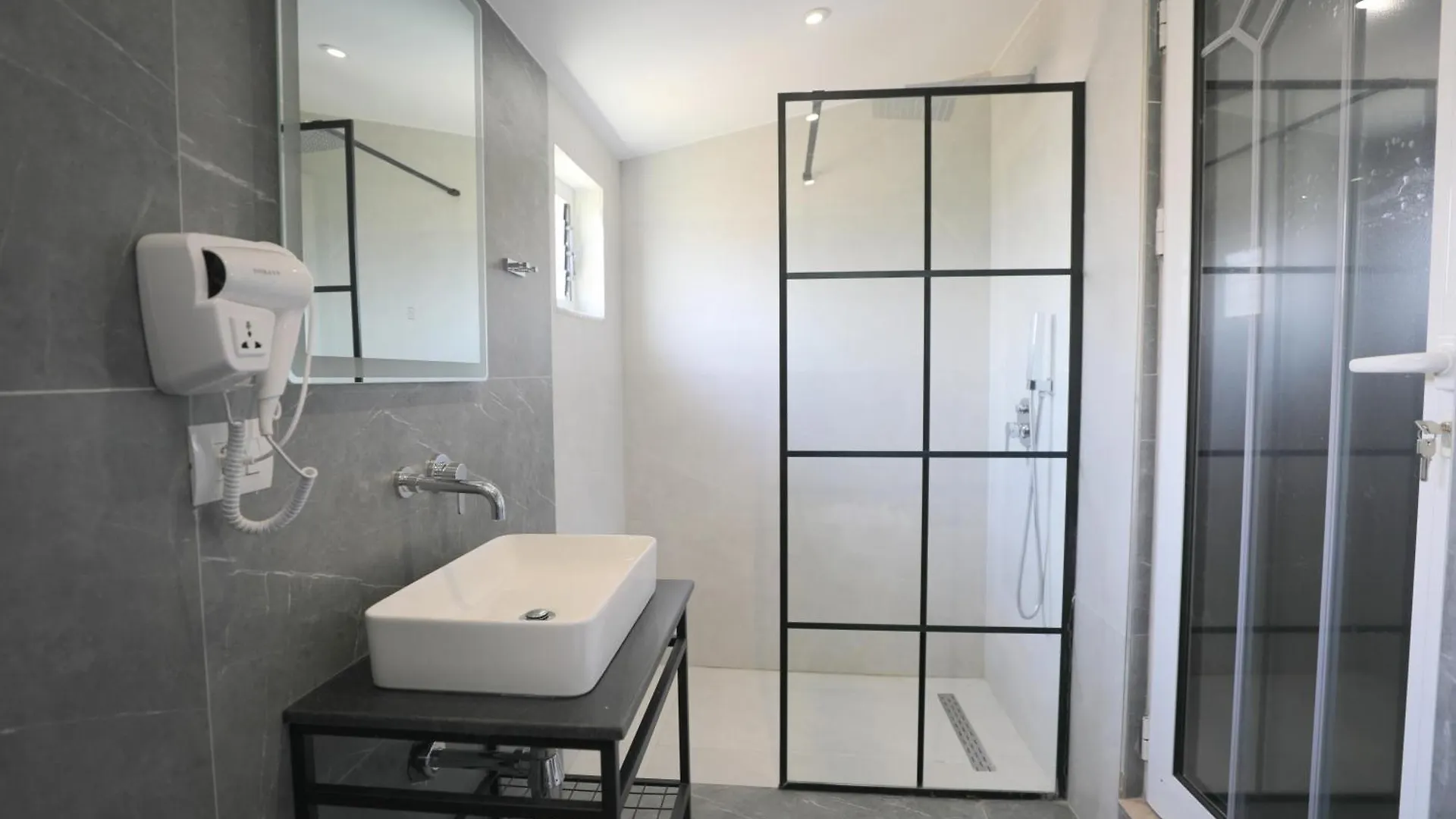 Hotel Golden Oak Ksamil